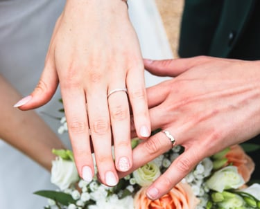 photo de couple lumineuse, les alliances des mariés, avec bouquet de fleurs