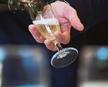 gris plan sur une flûte de champagne servie