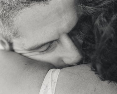 gros plan en noir et blanc du mari qui caline sa femme