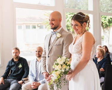 Reportage mariage 77 : mariés souriants devant le maire