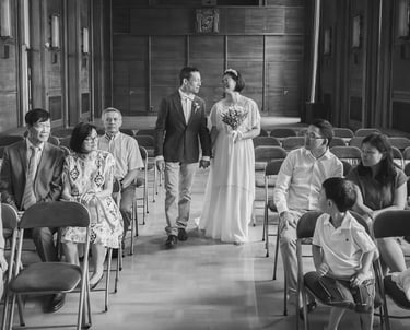 entrée des mariés à la mairie, en noir et blanc