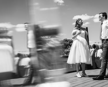 Reportage mariage Seine : mariée et invité en noir et blanc