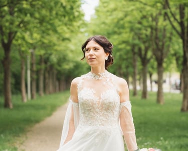 portrait de mariée dans la nature avec son bouquet