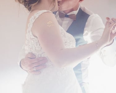 les mariés s'embrassent lors de la dernière danse