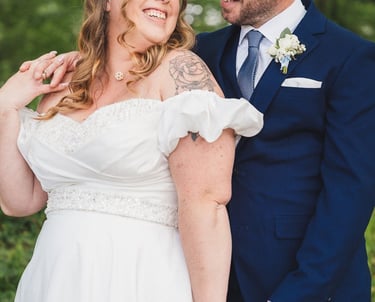 les mariés se sourient pendant la séance de couple