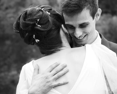 Reportage mariage Paris : câlin de couple en noir et blanc