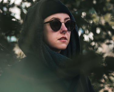 Photographe portrait Paris : portrait artistique femme en extérieur