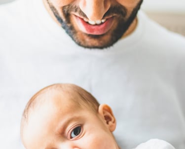 photographe de naissance, un papa et son bébé dans une ambiance lumineuse