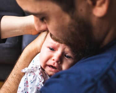 reportage de naissance, bébé et papa, photo lumière naturelle