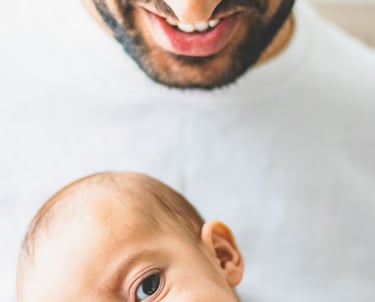 Photographe famille 92 : papa et bébé