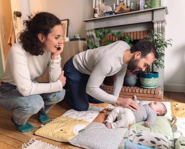 Photographe bébé Paris 12 : séance lifestyle en famille à domicile.