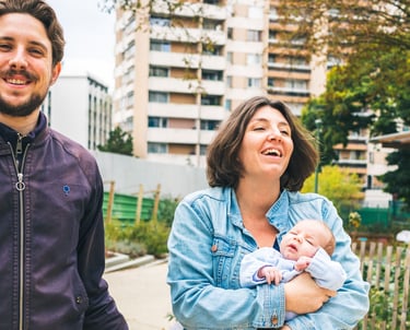 Photographe famille Saint-Ouen : parents et bébé souriants au parc