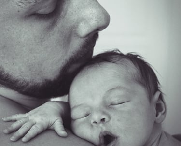 shooting de naissance en noir et blanc, en Seine et Marne, petite main