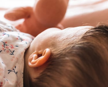 reportage de naissance à domicile, petites oreilles et peluche