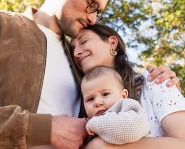 Photographe famille Vincennes : parents et bébé sur la Coulée Verte.