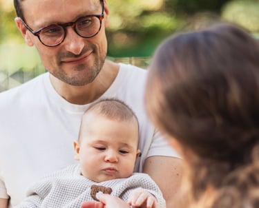 Photographe famille Paris 12 : parents et bébé au parc Coulée Verte