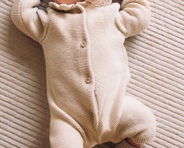 Photographe nouveau-né Bastille : bébé qui dort lors d'une séance.