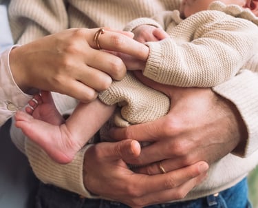Photographe famille Paris 6 : séance nouveau-né complice en intérieur