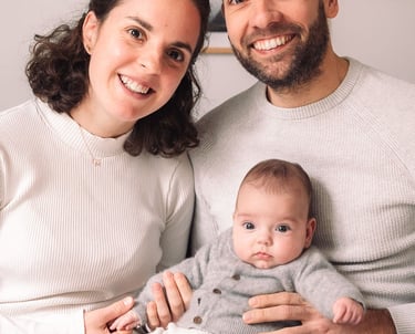 Photographe famille Nation : portrait parents et bébé souriants