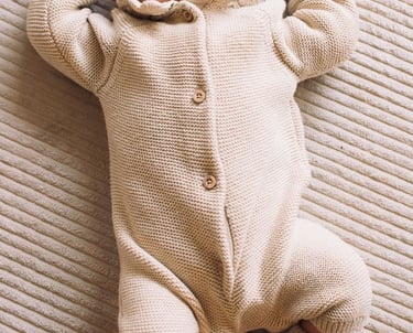 Photographe nouveau-né Bastille : bébé qui dort lors d'une séance.