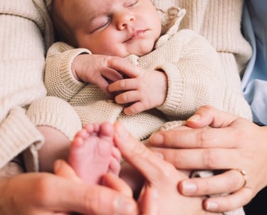Photographe famille Paris 8 : bébé dans les bras de son papa