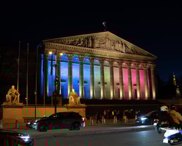 Photographie de l'Assemblée Nationale illuminée en Île-de-France.
