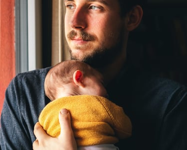 Photographe famille Paris 10 : papa tenant son bébé dans les bras
