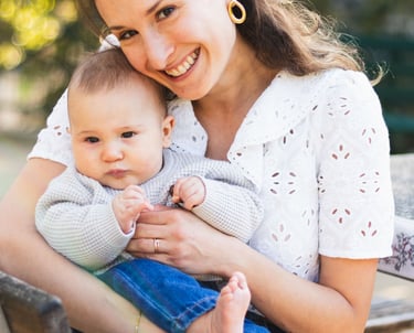 Maman souriante avec son bébé en extérieur, séance Paris 12