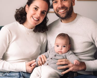 Photographe famille Nation : portrait parents et bébé souriants