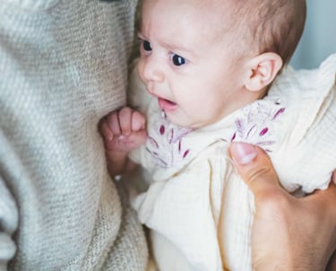 Photographe famille Paris 17 : bébé dans les bras de son papa