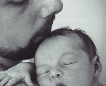 Photographe bébé Nemours : gros plan papa et nouveau-né noir et blanc