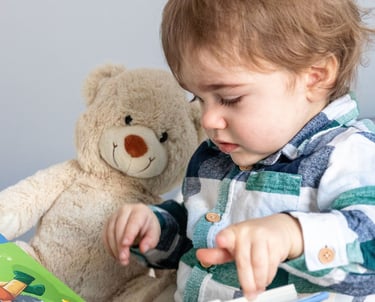 photographe famille : bébé qui lit à Paris