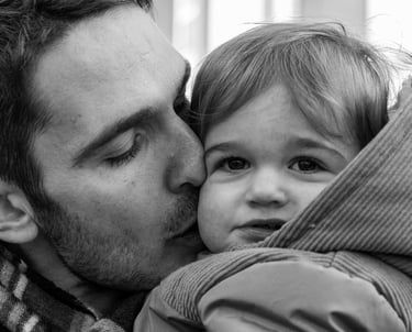 photographe famille 92 : papa et bébé en noir et blanc