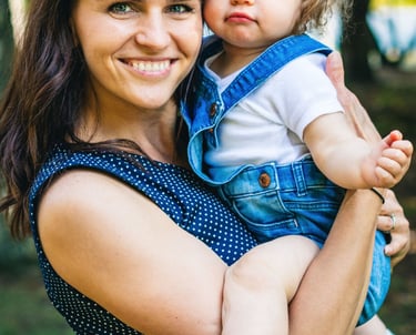 photographe famille : maman et enfant dans un parc à Montreuil