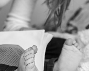 photographe famille : détail des pieds de bébé à domicile à Paris