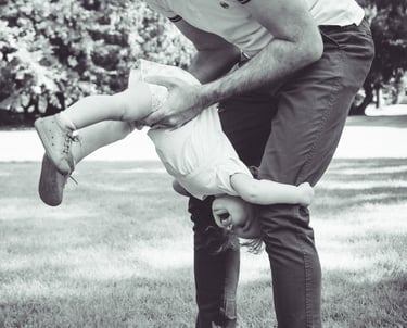 photographe famille : papa et enfant dans un parc à Joinville le Pont