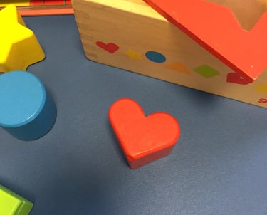 giochi per bambini, che vengono utilizzati durante un trattamento osteopatico pediatrico. Bambini 