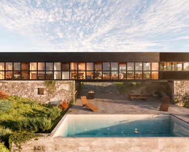 Vista exterior de pileta, galería, quincho y casa moderna. Casa integrada a la naturaleza. Arquitectura con sentido. 