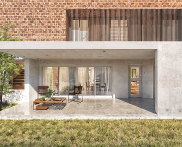 Galería y patio de una casa minimalista, con un gran ventanal abierta. planta alta contraste ladrillos. casa en tres gracias.