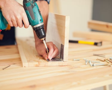 Technicien assemblant des meubles dans un appartement à Brossard après un déménagement