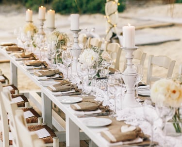 Équipe de déménageurs transportant des équipements et du mobilier pour un événement à Brossard