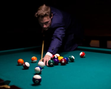 Déménageurs professionnels transportant une table de billard avec précaution lors d'un déménagement 