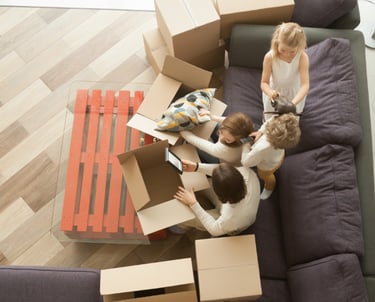 Déménageurs professionnels emballant soigneusement des meubles et des cartons