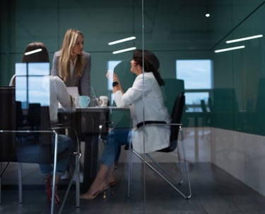 Déménageurs professionnels transportant du mobilier de bureau, des ordinateurs et des équipements