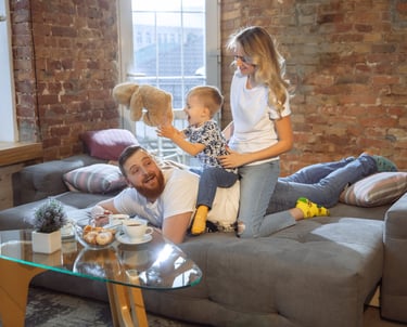 Famille avec enfants supervisant le déménagement de leurs meubles et cartons à Auteuil