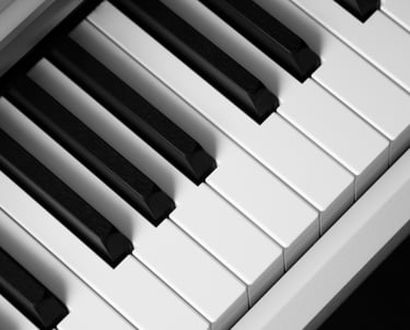 Déménageurs professionnels transportant un piano à queue avec soin lors d'un déménagement spécialisé