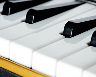 Déménageurs professionnels transportant un piano avec soin à Auteuil, utilisant des équipements 