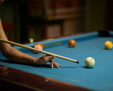Déménageurs professionnels démontant et transportant une table de billard à Auteuil,