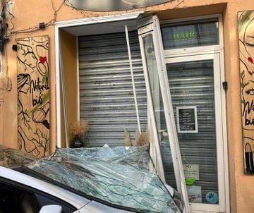 vitrine cassée une voiture s'est encastrée dans la vitrine