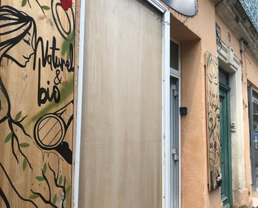 mise en sécurité par un colmatage bois d'une vitrine cassée